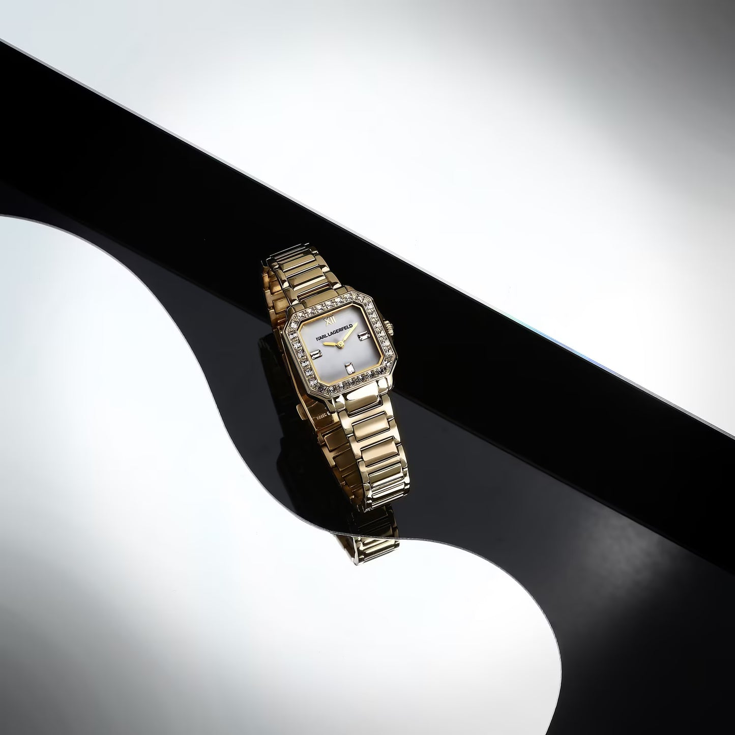 Montre Femme Square Classics R0553102501  de loin